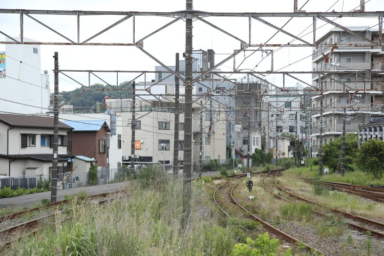 久里浜駅のホーム先端から。終点のはずが、この先にも線路が続く。