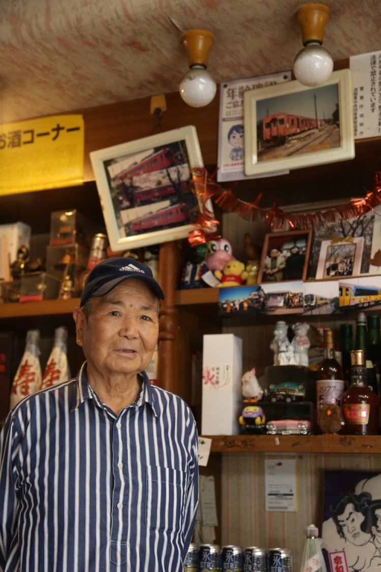 『亀田屋』店主の亀田さん。写真は「国鉄からJRに変わるときに撮ったもの」と教えてくれた。