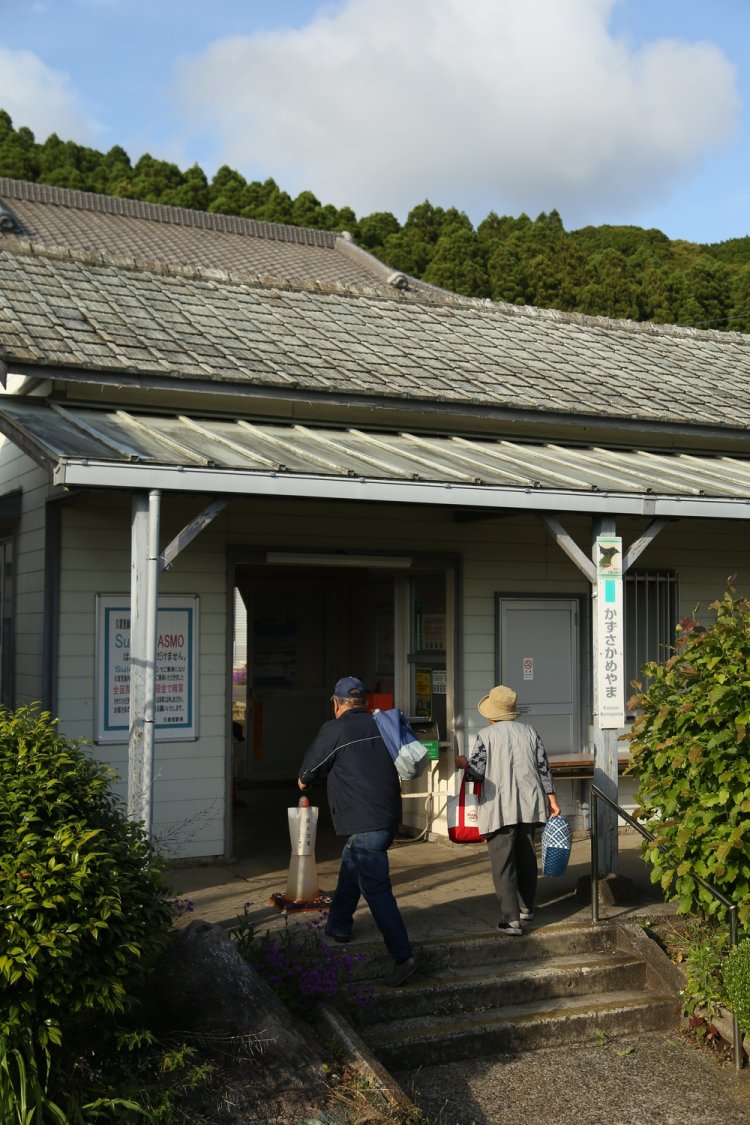 列車で買い物に行った地元の人たち。降りたのは私のほかにこの2人だけだった。