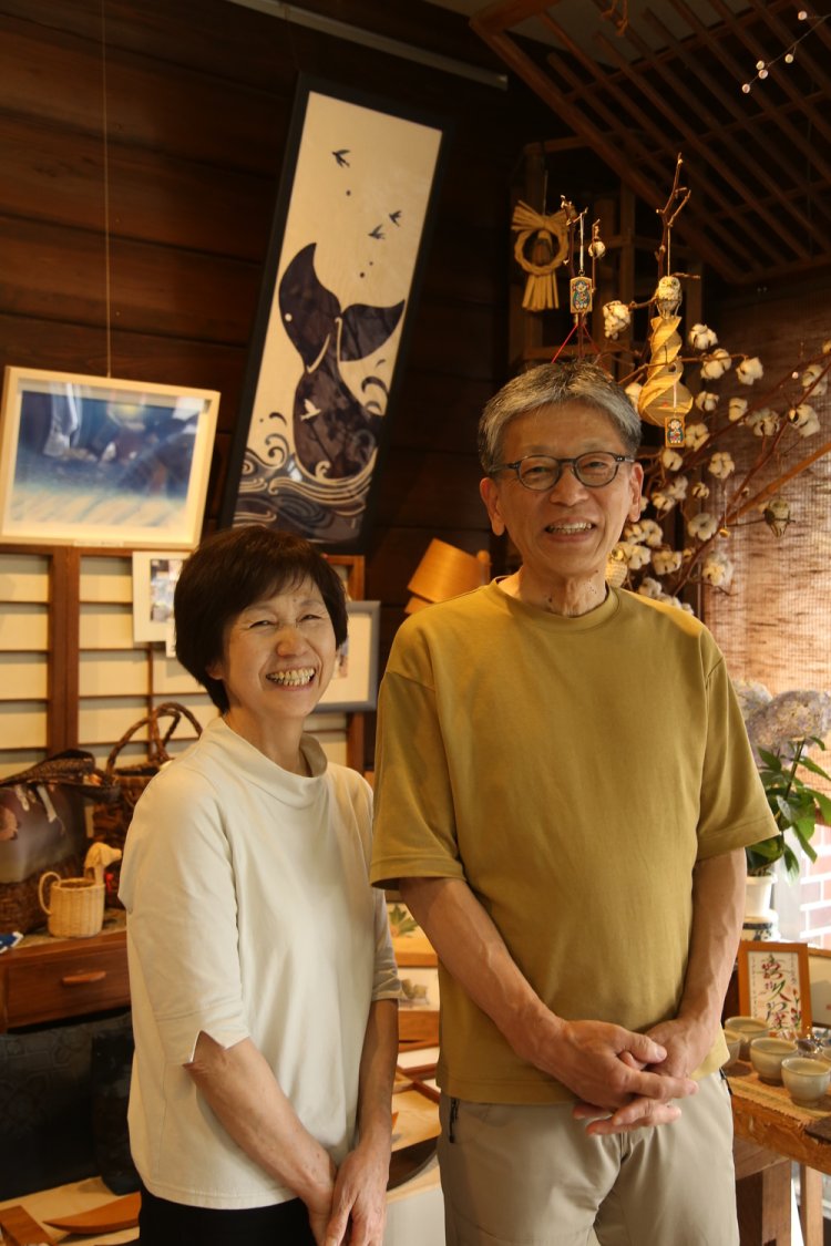 『喜久屋』店主の渡辺彰さん夫妻。店内には糀や味噌だけでなく、市内の作家さんの手工芸品や、閲覧用の絵本なども並ぶ。