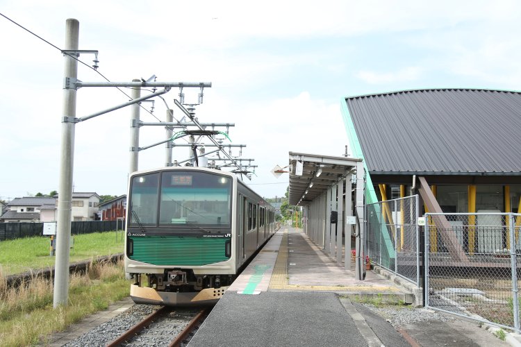 烏山駅で「充電中」のEV-E301系、通称「ACCUM（アキュム）」。発車前に充電が終わり、再び宇都宮方面へ折り返す。