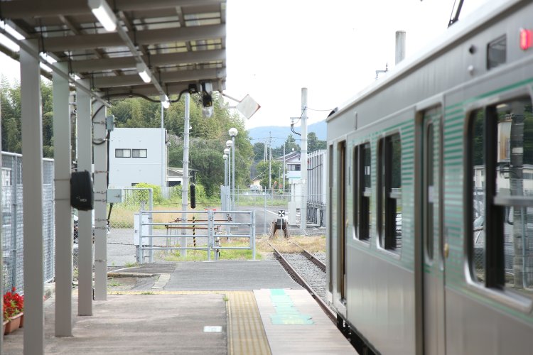 烏山駅の“どんづまり”。奥には変電所があり、ホームの先ですぐに線路が途切れている。