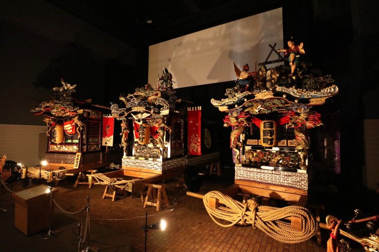 『山あげ会館』で展示される3つの大屋台。祭りは6町の当番制で、残る3台は解体されて倉庫で保管、祭りの前に組み立てるという。