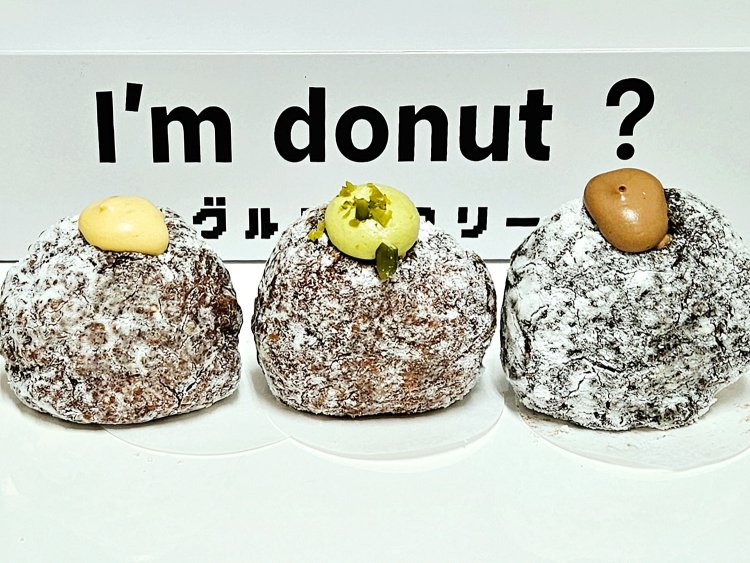 左から、クリームドーナツ カスタード529円、ピスタチオクリーム637円、チョコレートクリーム583円。