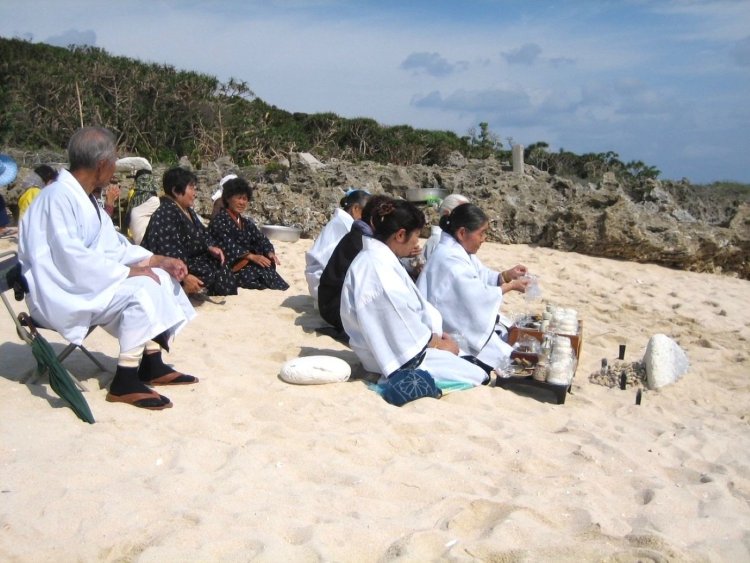 「イシキ浜」で行われる「ウプヌシガナシー」という祭祀。海の安全や島の男性の健康などが祈られる（写真＝西銘政秀）。