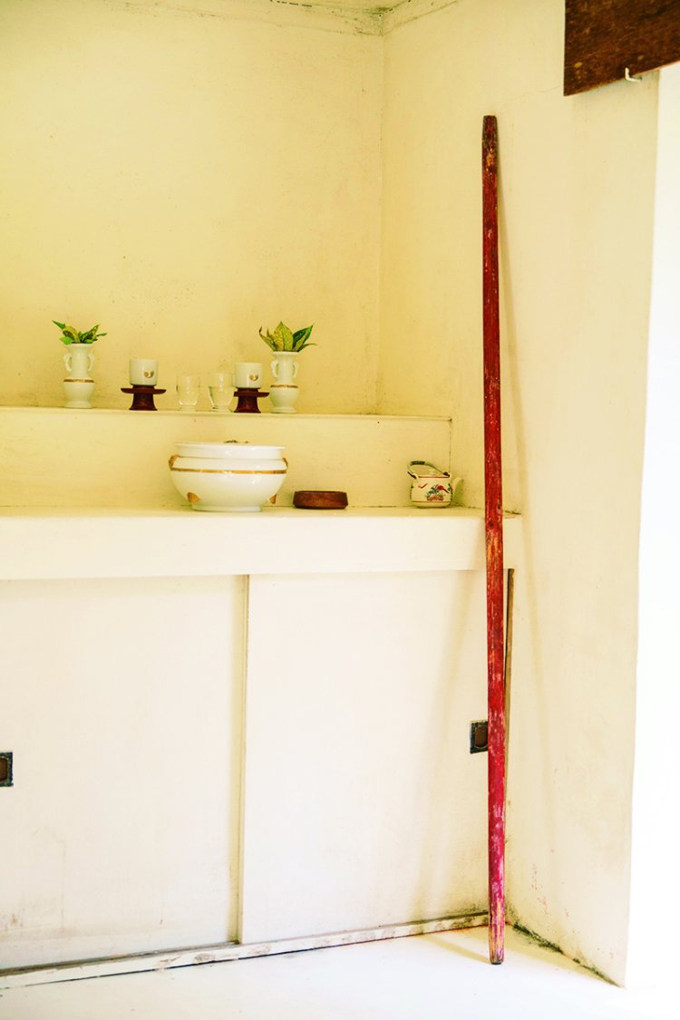 アマミキヨが仮住まいをしたとされ、島建てのために使った棒・シマグシナーが祀られている「イチャリ小（ぐゎー）」。