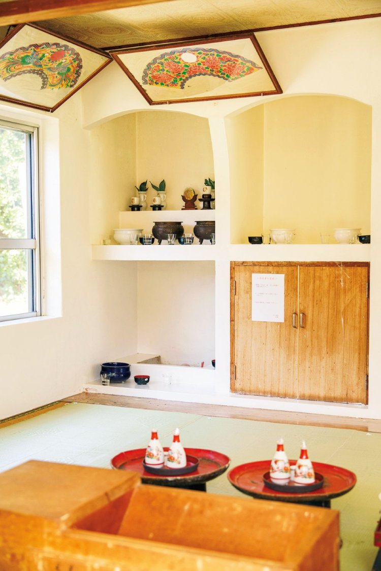 旧正月をはじめとした多くの祭祀が行われる「外間殿（ふかまどぅん）」。