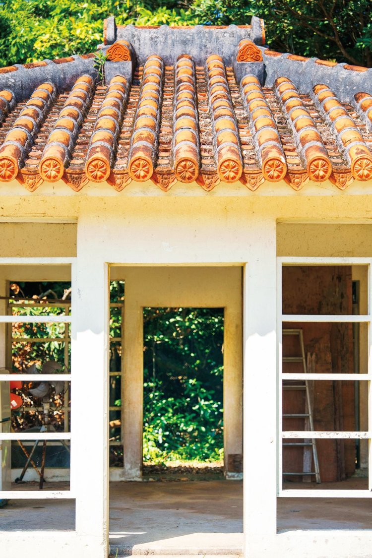 「イザイホー」をはじめ、重要な祭祀が行われてきた「御殿庭（うどぅんみゃー）」の神アシャギ。祭祀の際に迎えた神々はこの奥の森に寝泊まりされるという。左にはイラブーの燻製小屋がある。