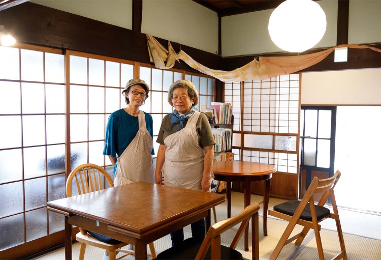 「エプロンは我が母オリジナルのデザイン！」（佐野さん）。