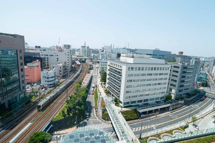 藤沢の街と東海道線を一望できる藤沢市役所9階の展望デッキは、最高のぼんやりスポット。運が良ければ富士山が見える！