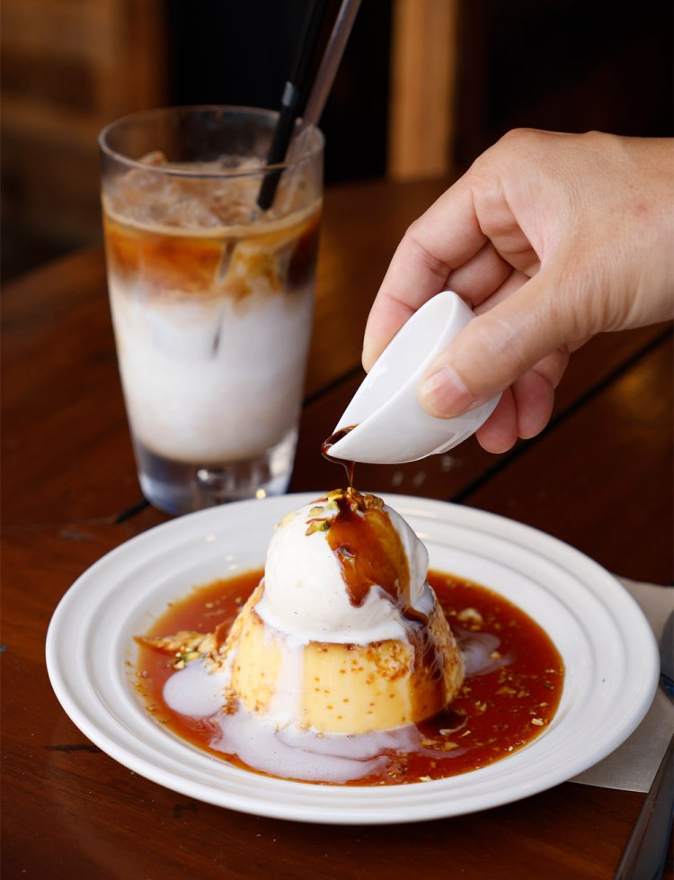 特製コーヒーシロップ付きの自家製カスタードプディング700円、アイスカフェラテ580円。
