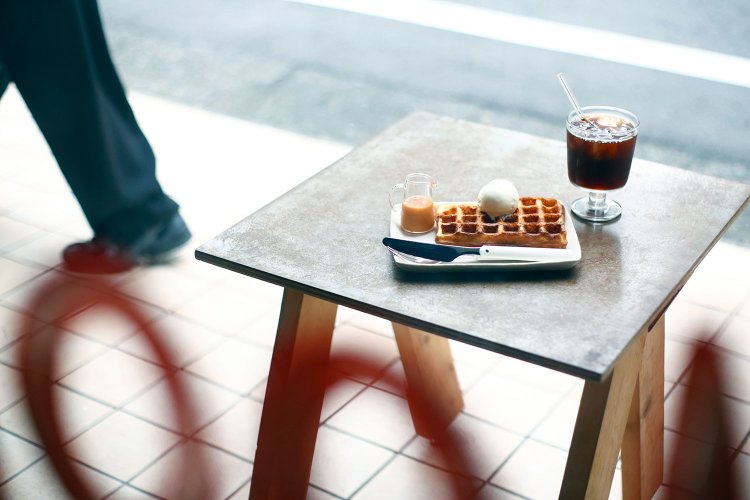 ドリップアイスコーヒー550円、キャラメルソースのワッフル（アイスクリーム付き）600円。