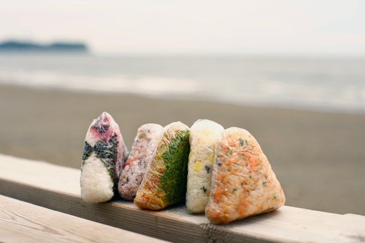 『米正』で買ったおにぎり1個250円～。食べるときはトンビに注意だ。