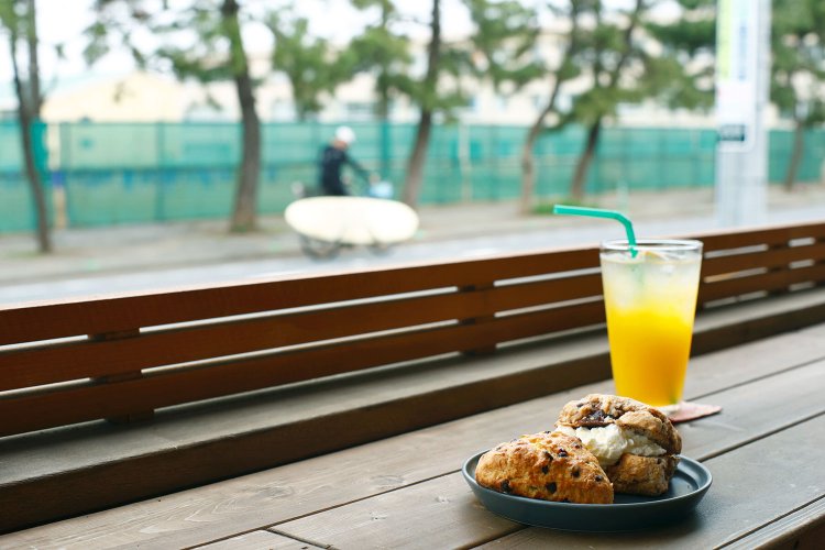 パッションフルーツジュース700円、スコーンはあんこクリームチーズ500円、チョコレートチップ380円。