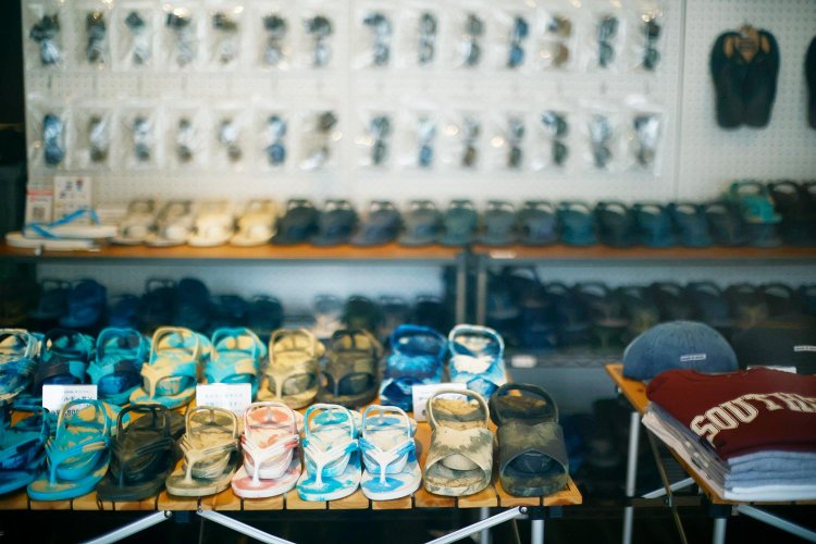 ギョサンは2200円～。