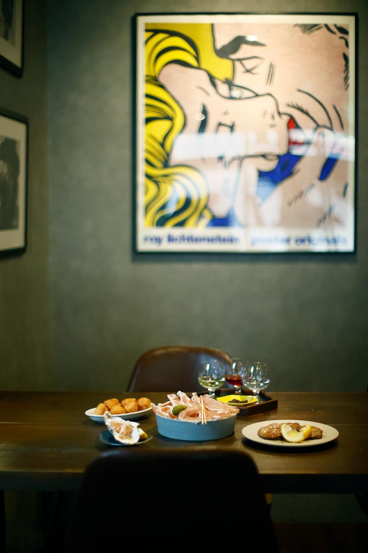 日本の造り手による3種飲み比べセット（ビーフジャーキー付き）1600円、生ハム3種の盛り合わせ（ニョッコフリット付き）2200円、生牡蠣と生ハム850円、藤沢みやじ豚とハモン･デ･テルエルのサルティンボッカ1600円。