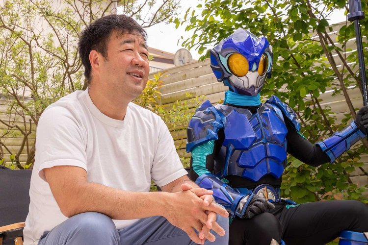 シーセーバーと生みの親の古澤さん。「サザンやTUBEを聴いて海に憧れて、高校時代は部活の試合で負けた時もデートでも何かと江の島に来てましたね」。