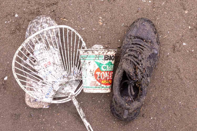 集めたゴミは可燃、不燃などに分類。その中には、靴、カップ麺容器などもあった。