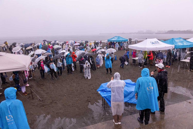 シーセーバーとゴミ拾い！　2025年5月31日に行われた第211回のゴミ拾いは、荒天にもかかわらず多くの参加者が！