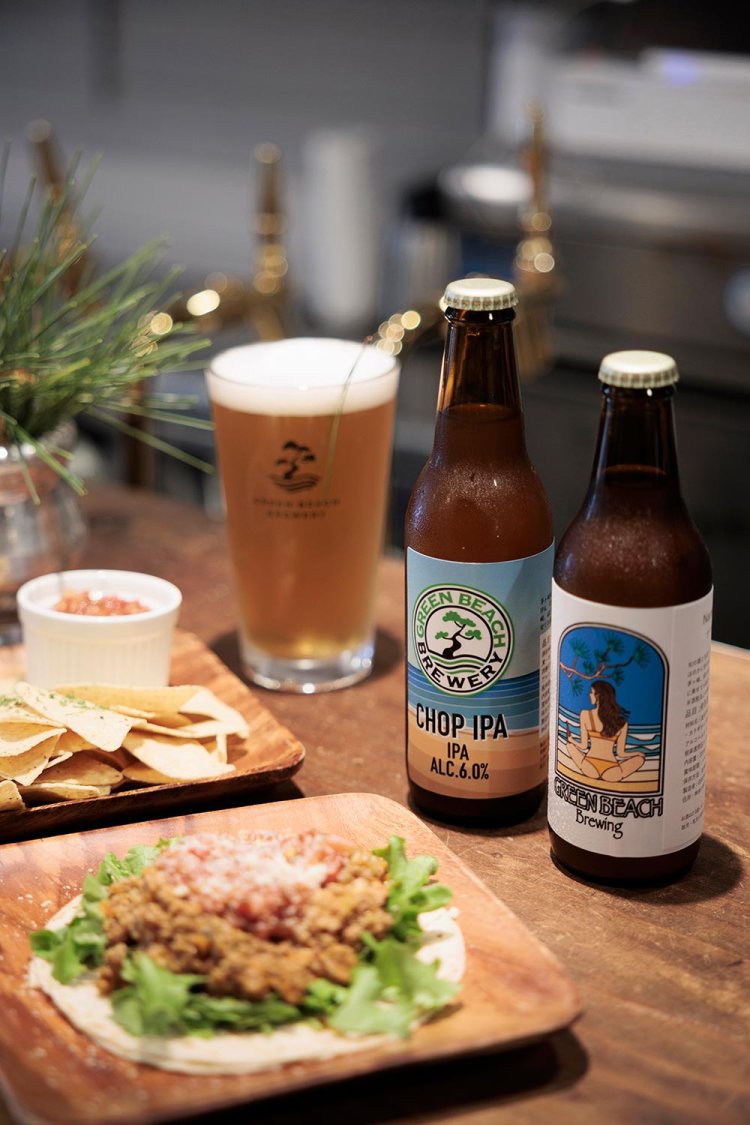 オリジナルタコス750円、ナチョス550円、ナマボラガー600円（Short）。ビールは瓶でも販売中。