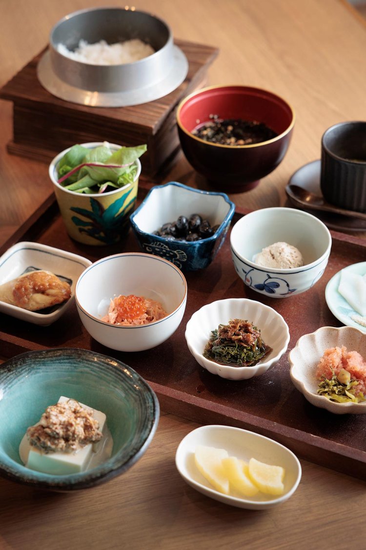 ランチの八種の小鉢の潮騒御膳1950円。先月から小鉢と魚の藁焼きがセットになった御膳が登場。