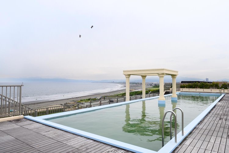 屋上プールは夏季限定で開放されるがスペースの利用は通年OK。