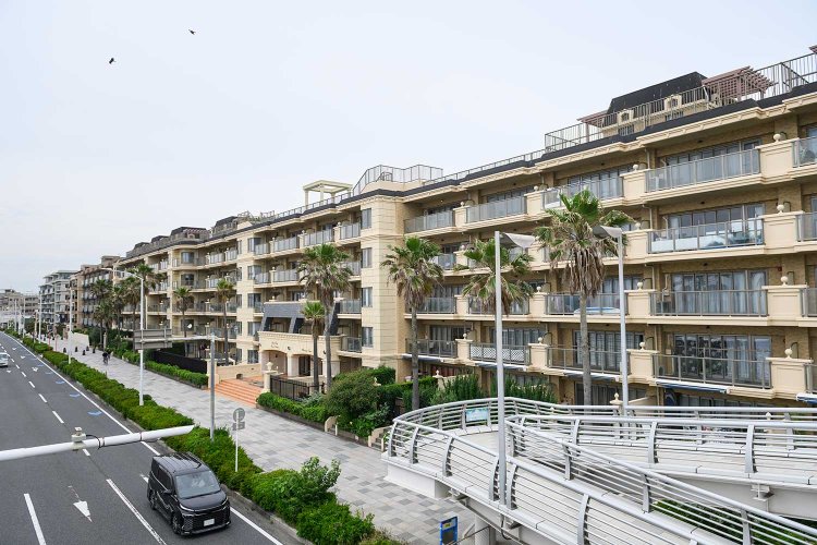 江ノ島海岸まで徒歩1分、目の前には『新江ノ島水族館』も。