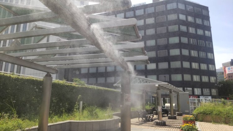 勢いよく噴出されるミスト。水道水を使用しているため安心。