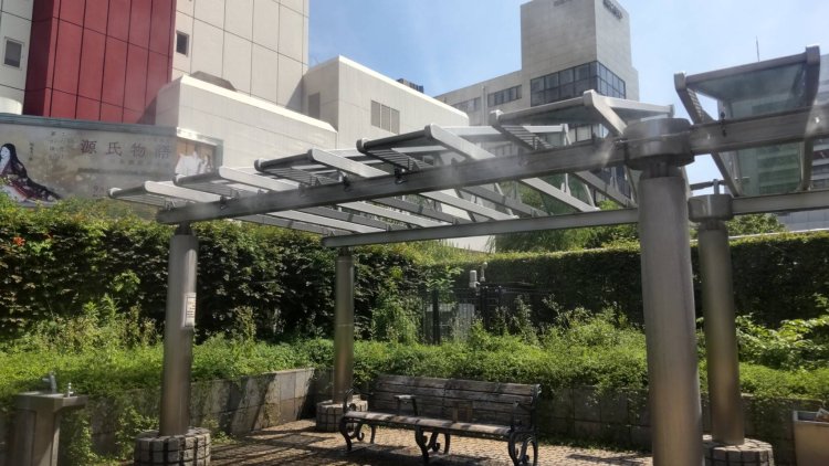 「築地川銀座公園」のベンチとミスト。酷暑の夏のオアシスのような場所。
