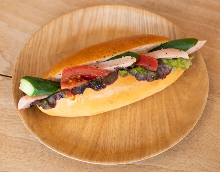 名物メニューのスペシャル佳祐ドッグは、毎週金・土・日限定！