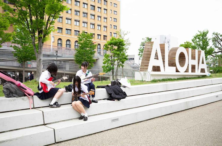 ライブに向けて練習中！　楽器を奏でる女子高生たちに、音楽の街・茅ケ崎らしさを感じる。