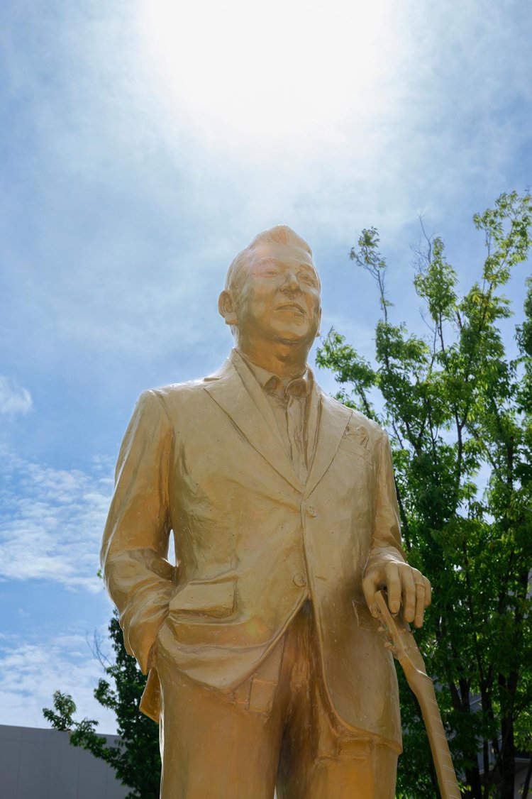 黄金に輝く加山雄三の像が茅ヶ崎市役所前広場に鎮座する。