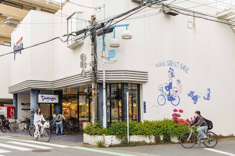 歴史あるスーパー『たまや』には交通安全のメッセージも。社長もお墨付き。