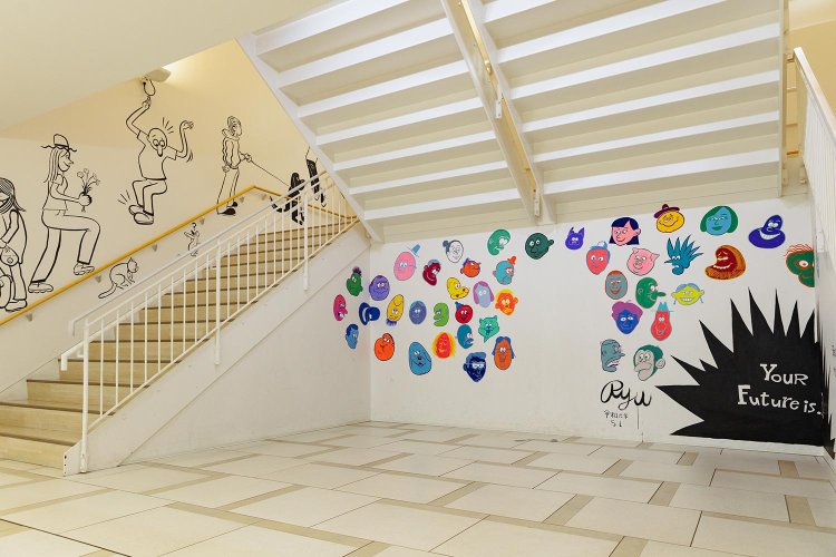 JR茅ケ崎駅直結の「ラスカ茅ヶ崎」。にぎやかなキャラと一緒に撮れるフォトスポット。