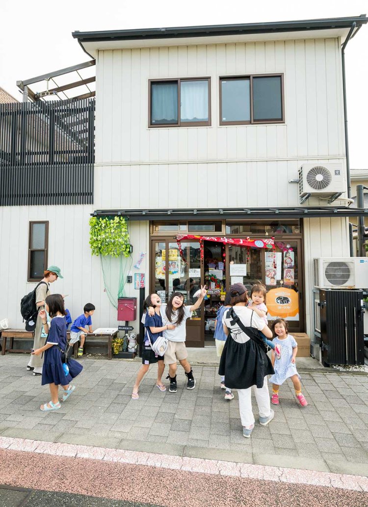 『駄菓子屋まめぶん』は、子供たちの社交場、社会勉強の場でもある。「明日の遠足、どのお菓子にしようかな」。
