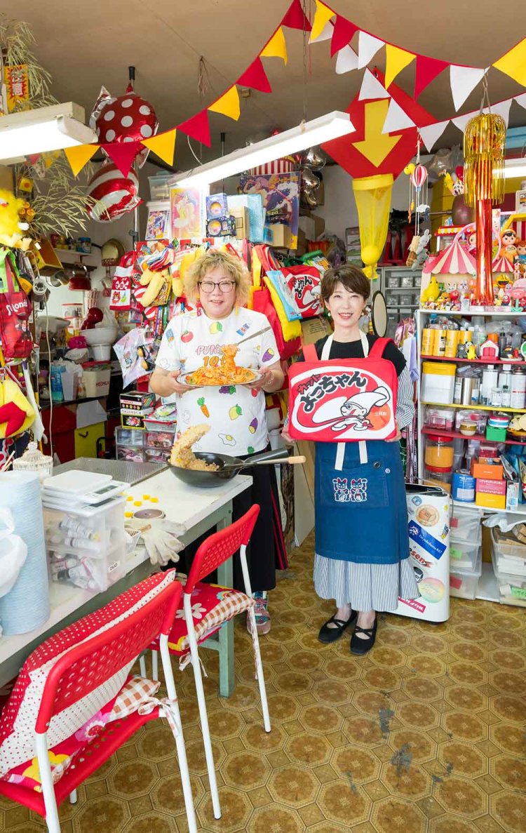 モノ作りを通じ、仲良しになった『まめぶん』店主・順子さん(右)とトミーさん。「ここ須賀地区は人情味があって住みやすい！」（トミーさん）。