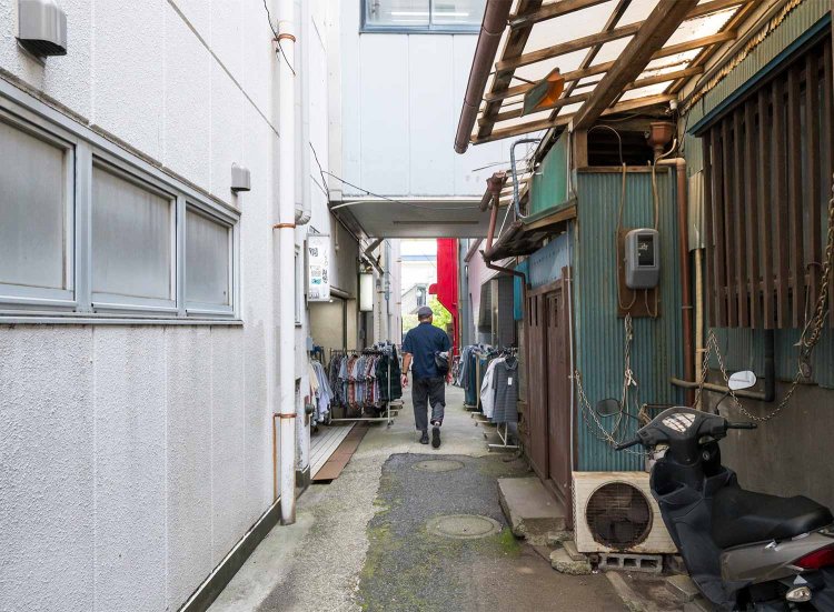 トタンやはみ出た洋服ラックが昭和感満載の裏路地も。