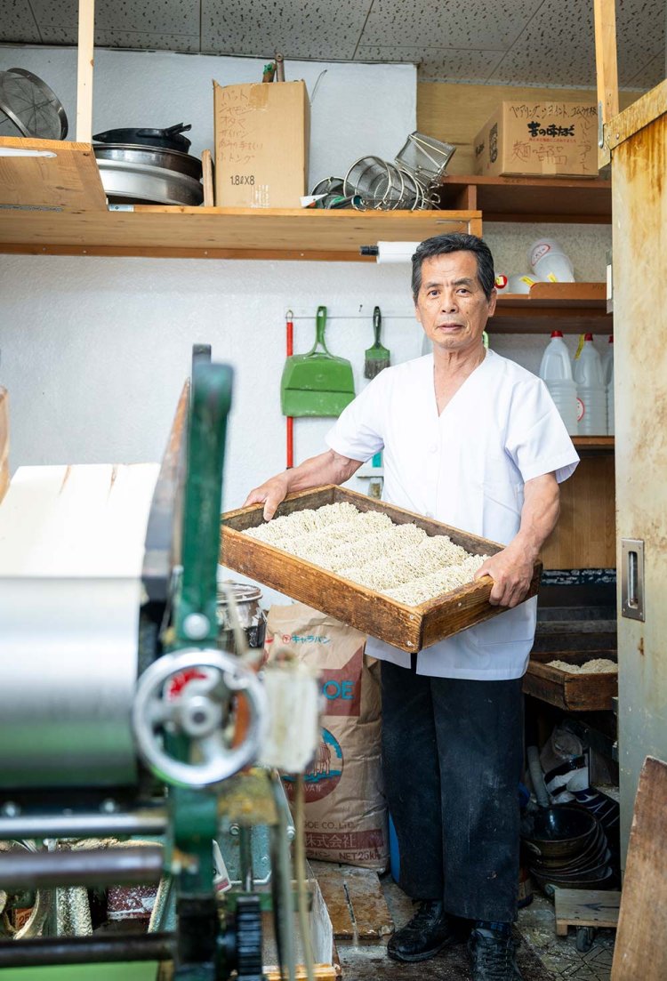 2代目・高橋真一さん。「チョー硬めなど麺の硬さは調整するよ」。