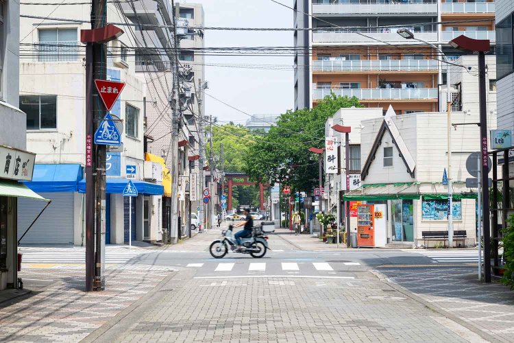 駅前から平塚八幡宮へと続く大門通り。鳥居前で国道1号が分断。