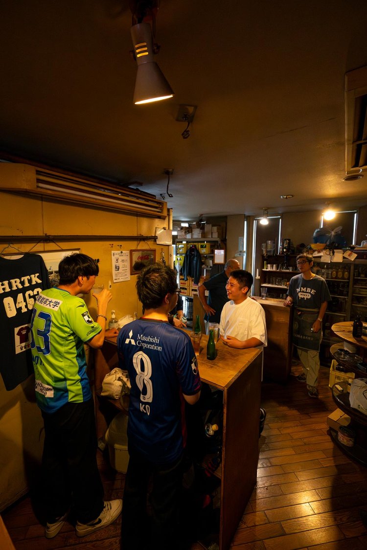 地元商店の旦那衆など常連が集う角打ちの『田中屋酒店』。この日はベルマーレサポの姿も！