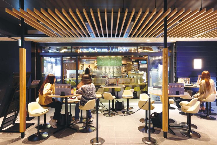 店内にはビールタップを囲むカウンター席もある。