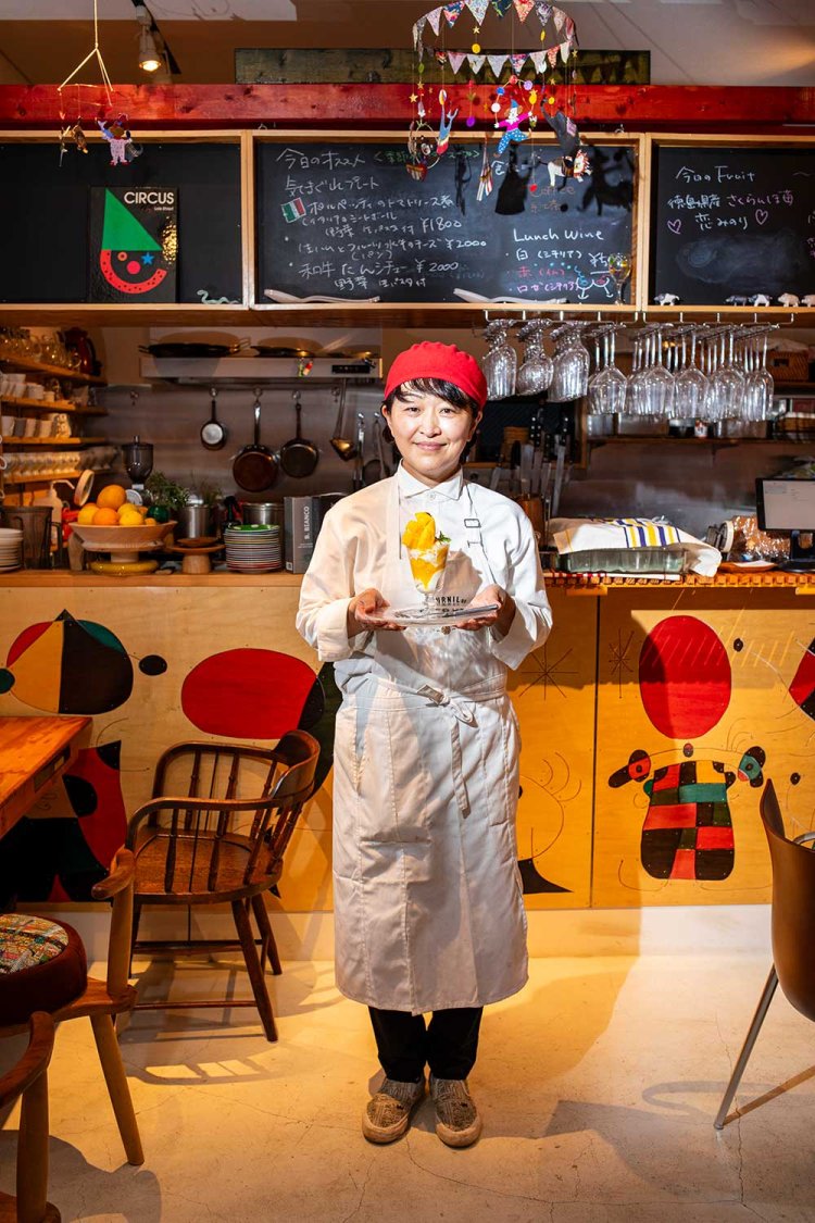 「季節の果物で作ります。夏はモモも！」。