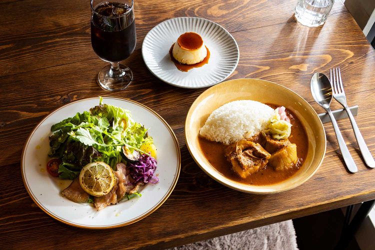 ROASTジビエのサラダ＋とろける猪カレー＋プリンと珈琲のスペシャルセット3000円がお得でおすすめ。