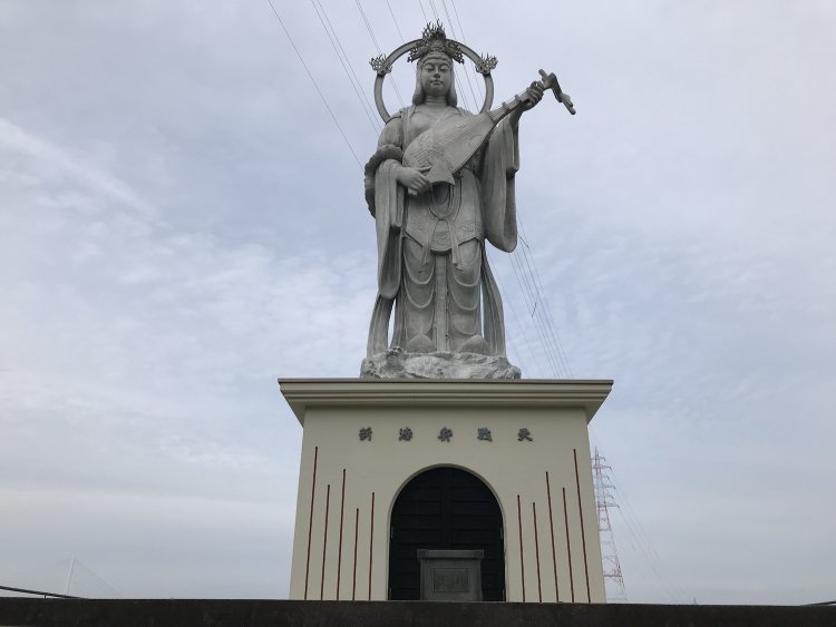 富山県射水市の「新湊弁財天」。