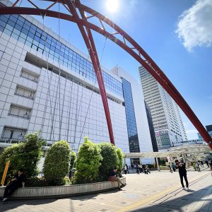 【東京街角クイズ】この写真、どの駅のペデストリアンデッキでしょう？