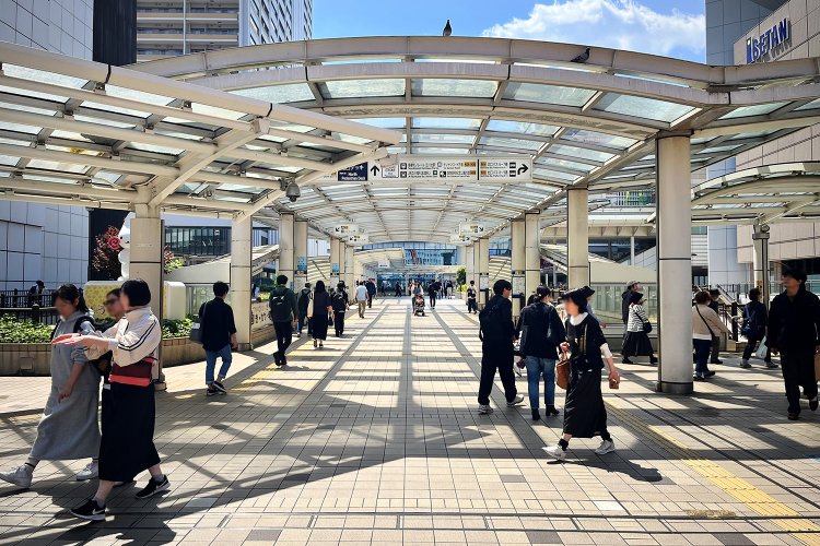 商業施設やバス乗り場など、あちこちへつながる階段や通路が。