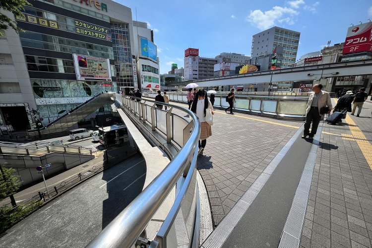 北口に比べると小規模、とはいえ立派な南口のデッキ。