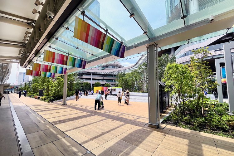 改札前から見たゲートウェイパーク。