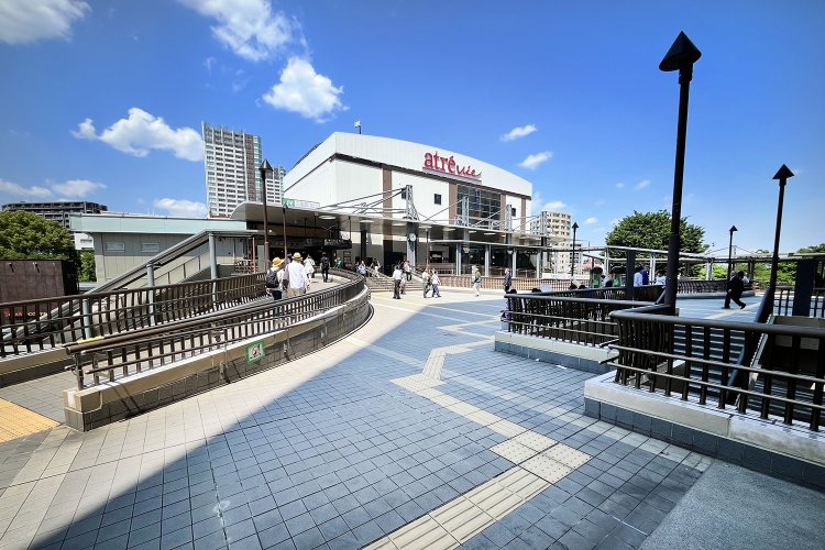 弧を描くスロープが美しい。