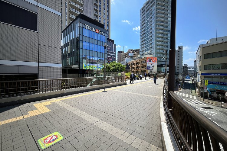 商業施設に向かってびよんと延びる通路。